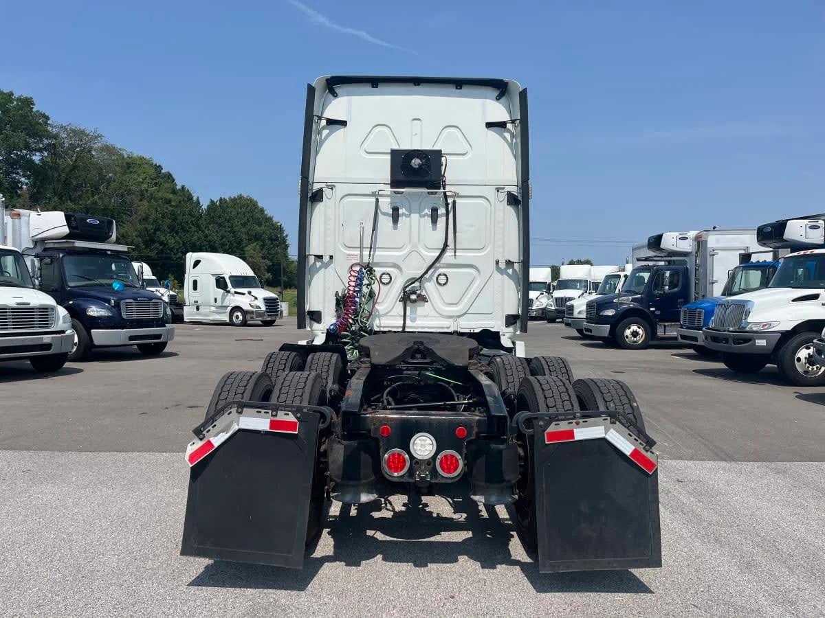 2020 Freightliner Cascadia in Beltsville, MD — photo 5