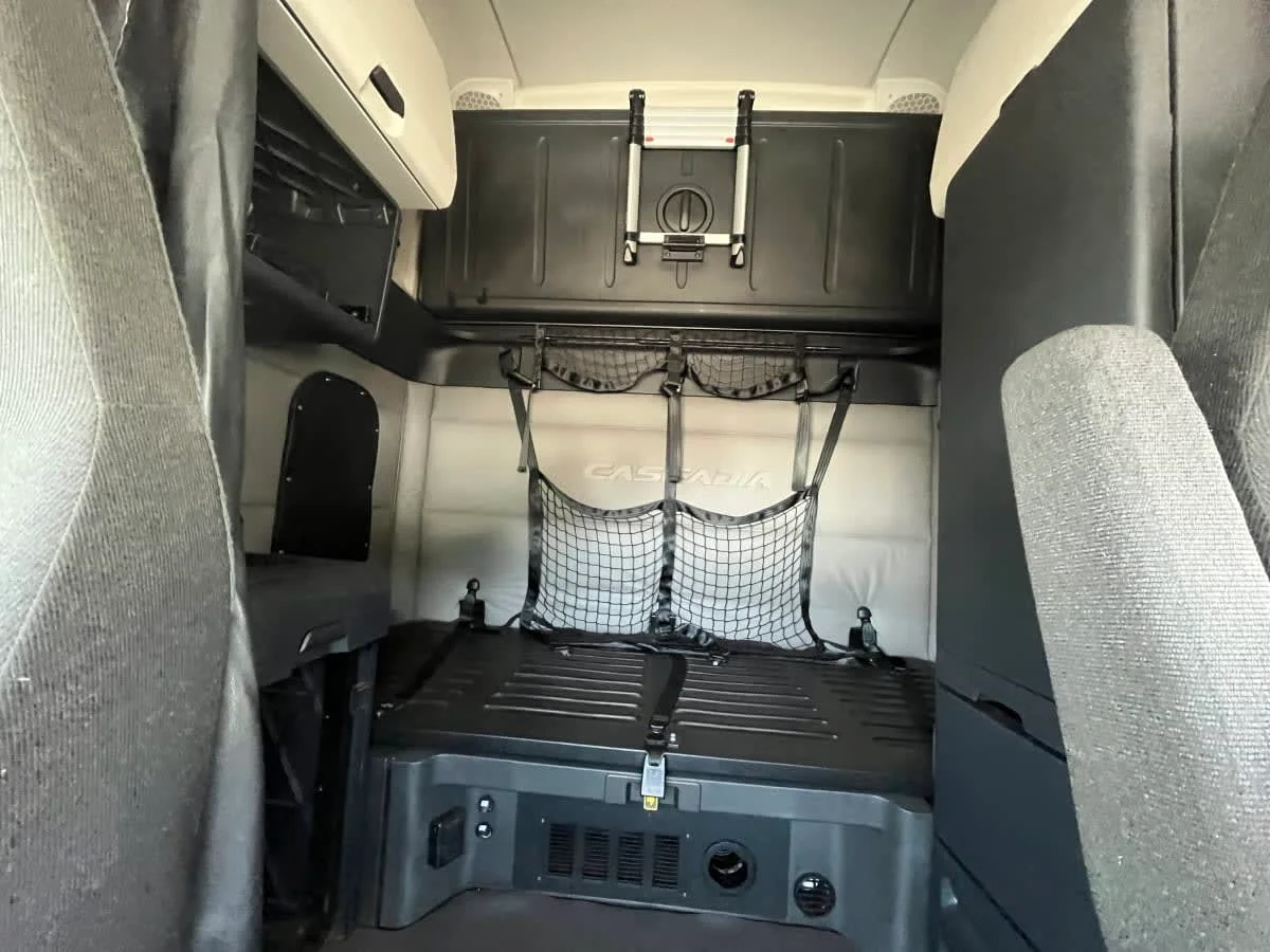 2020 Freightliner Cascadia in Beltsville, MD — photo 8