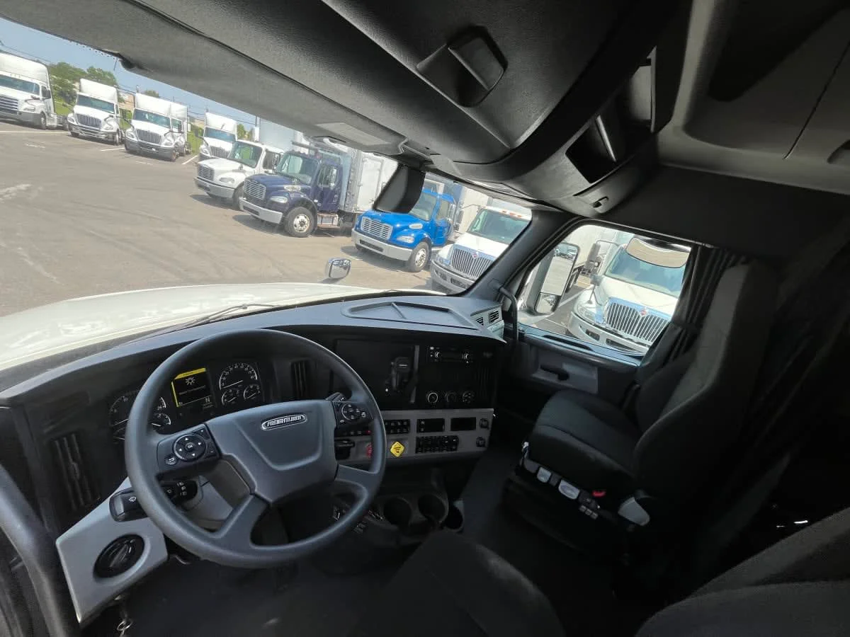 2020 Freightliner Cascadia in Beltsville, MD — photo 7