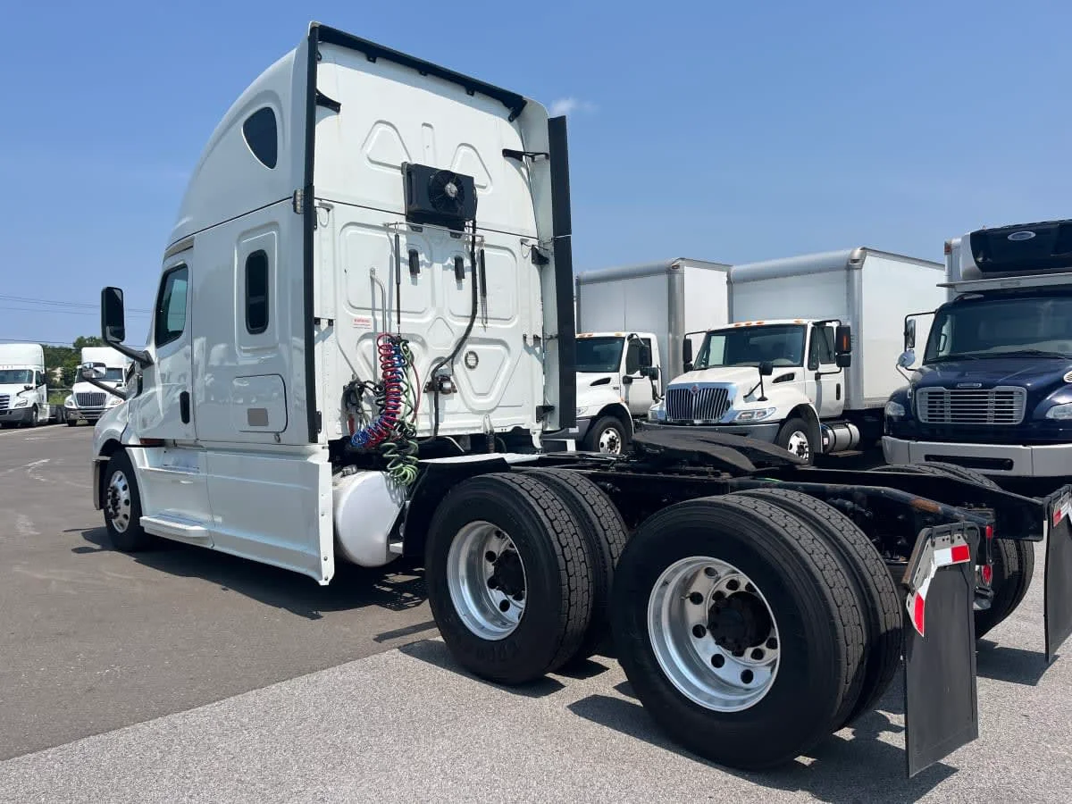 2020 Freightliner Cascadia in Beltsville, MD — photo 6