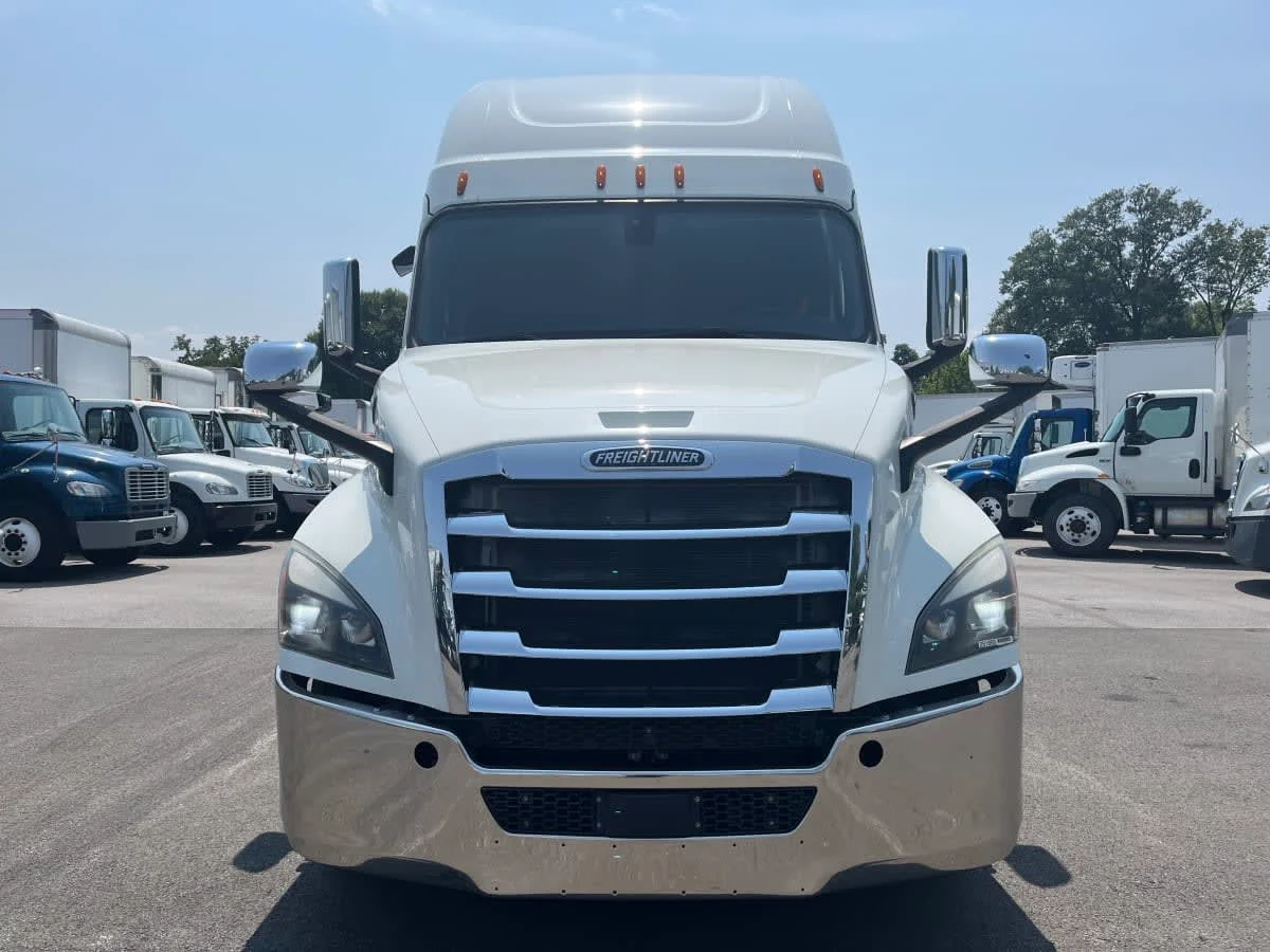 2020 Freightliner Cascadia in Beltsville, MD — photo 2