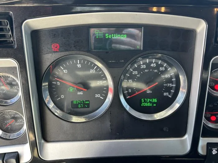 2019 Kenworth T800 - image 14