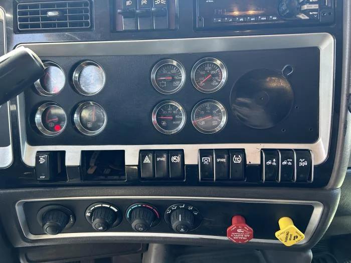 2019 Kenworth T800 - image 15