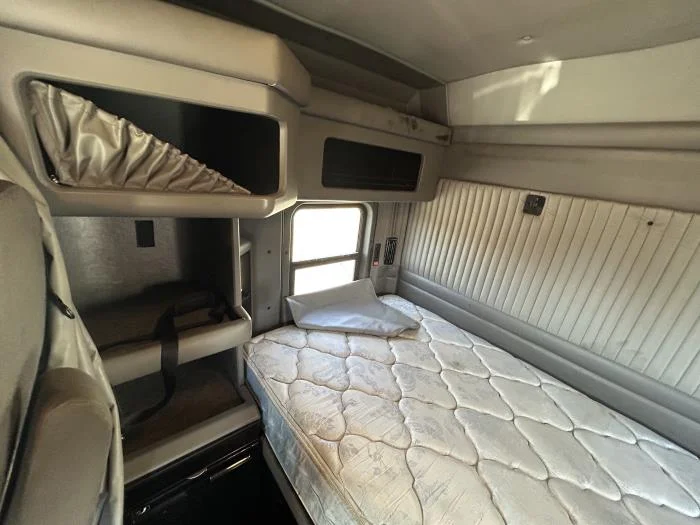 2019 Kenworth T800 - image 18