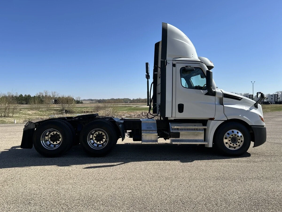 2023 Freightliner Cascadia — photo 4