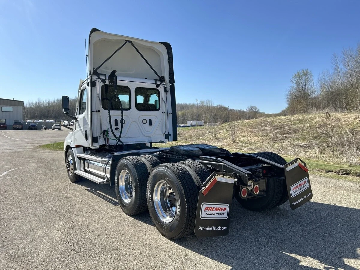 2023 Freightliner Cascadia — photo 7