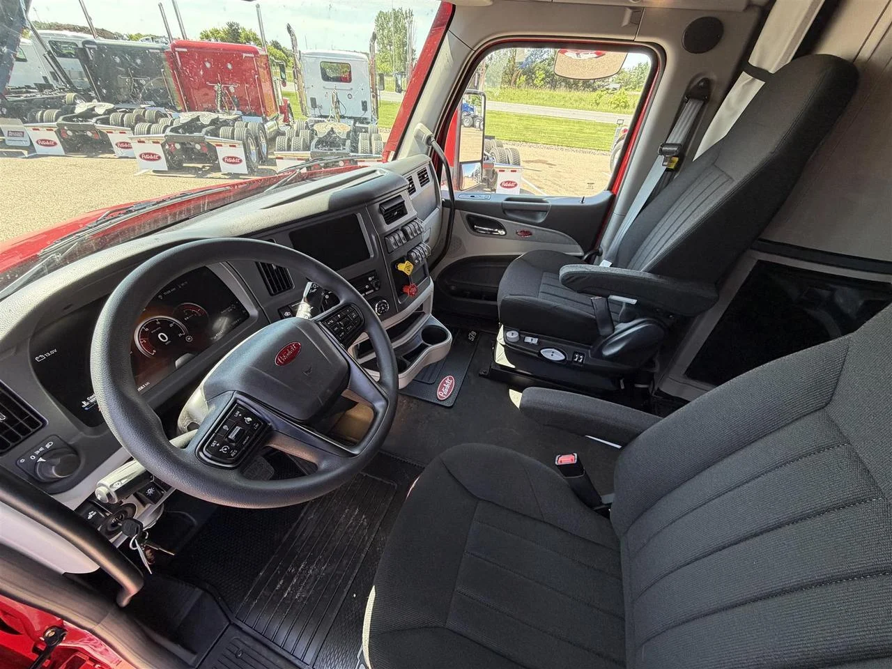 2027 Peterbilt 579 in Eau Claire, WI — photo 8