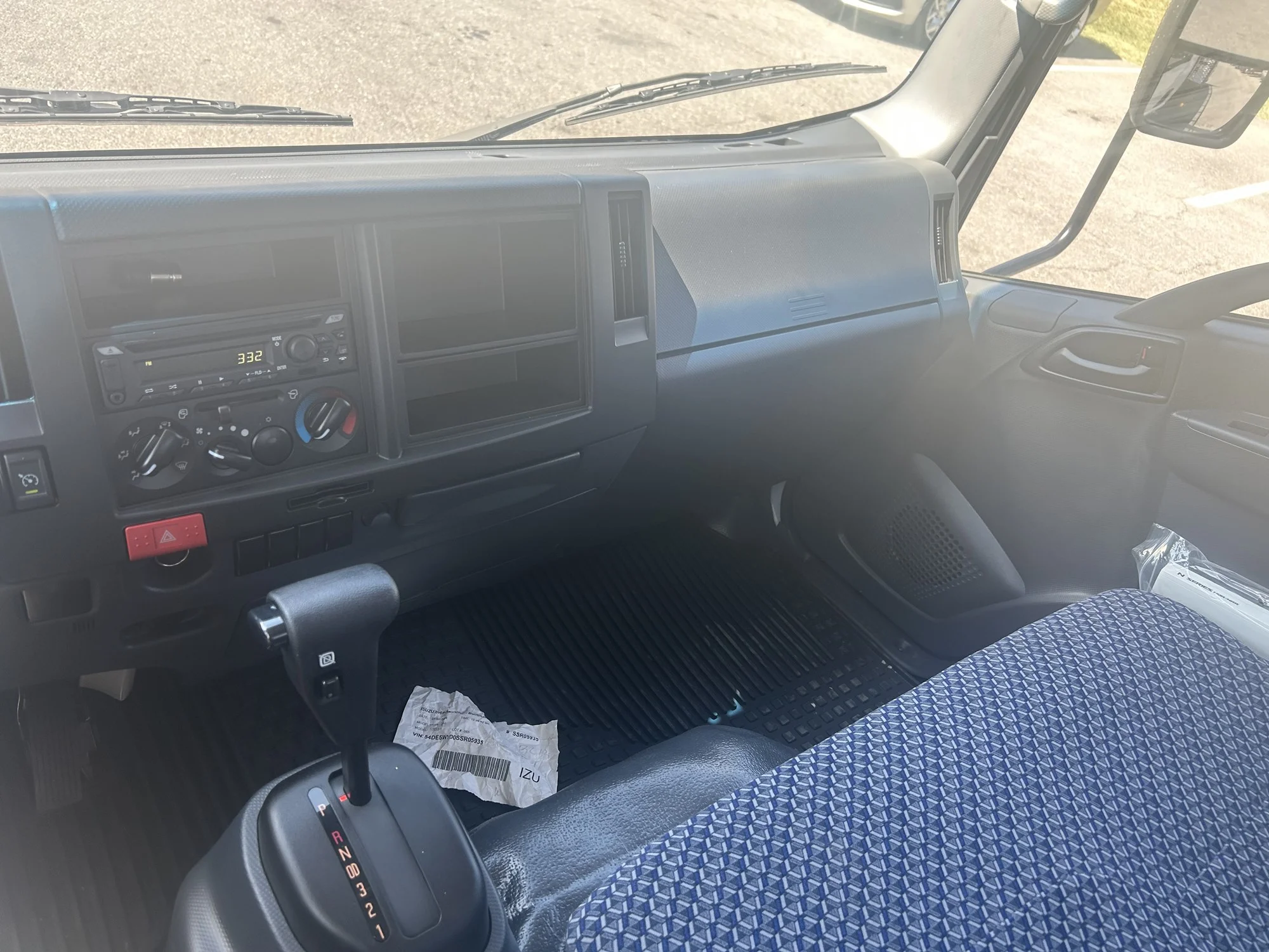 2025 Isuzu NRR in Weyers Cave, VA — photo 4