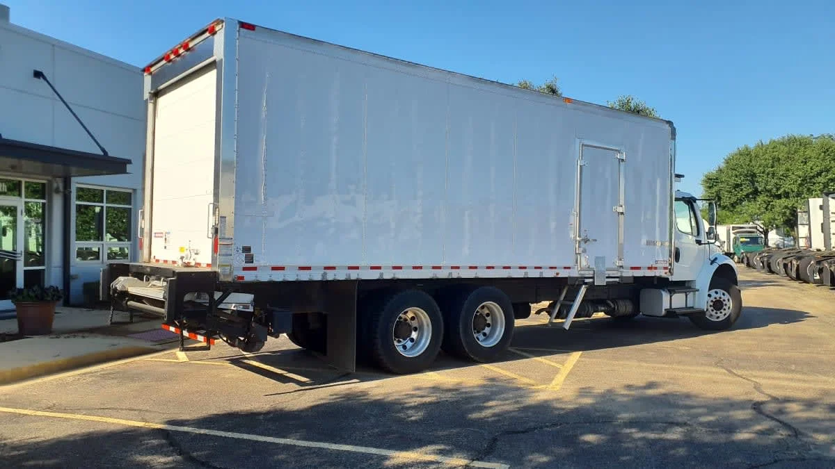 2017 Freightliner M2 106 in Bolingbrook, IL — photo 4