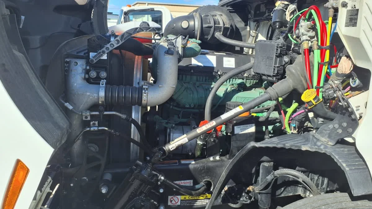 2020 Volvo VNR 640 in West Chester, OH — photo 9