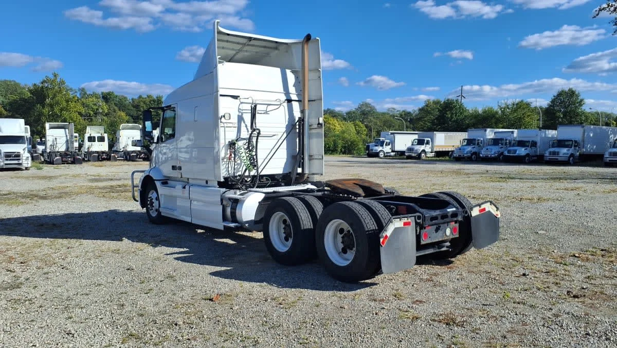 2020 Volvo VNR 640 in West Chester, OH — photo 6