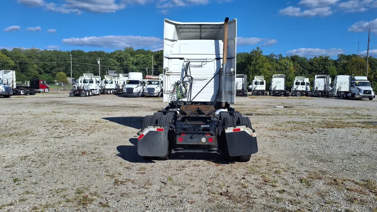 2020 Volvo VNR 640 in West Chester, OH — photo 5