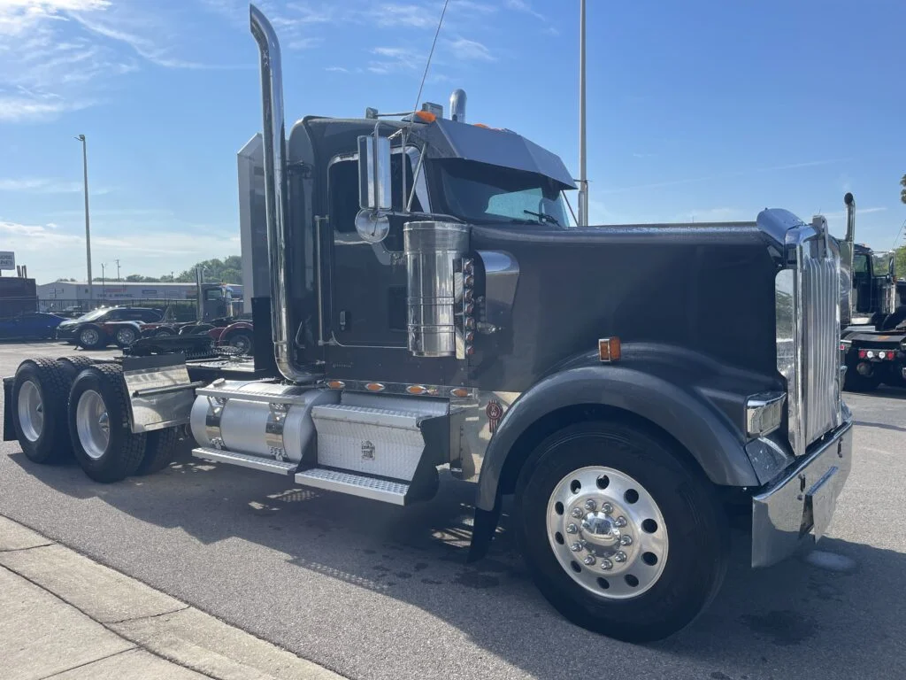 2014 Kenworth W900 - image 2