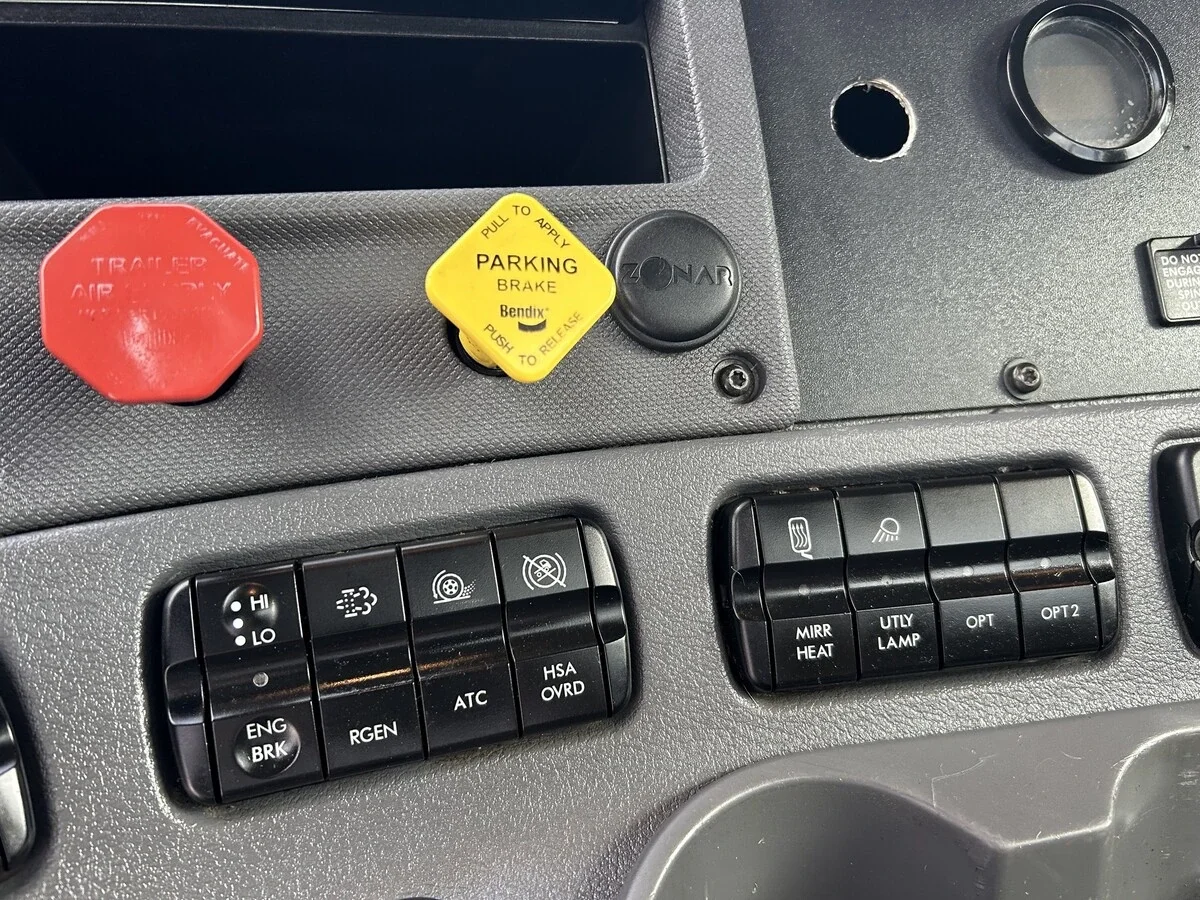 2016 Freightliner Cascadia - image 20