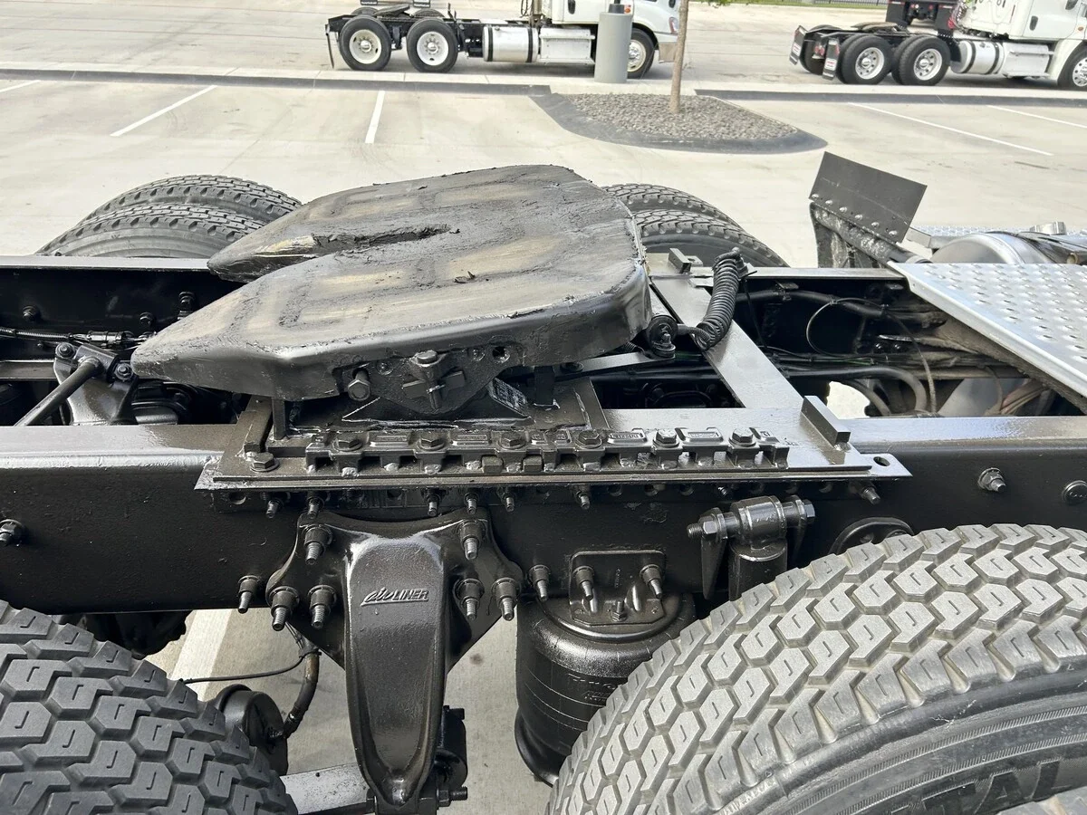 2016 Freightliner Cascadia - image 9