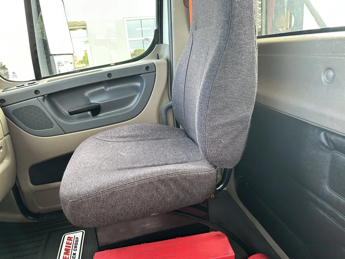 2016 Freightliner Cascadia - image 18