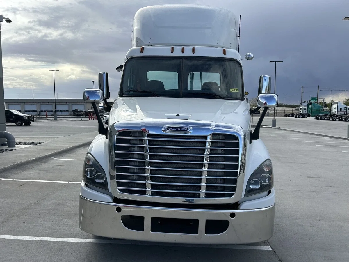 2016 Freightliner Cascadia - image 2