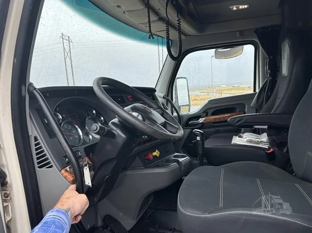 2020 Kenworth T880 - image 10