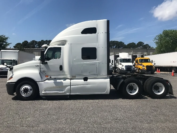 2020 International LT - image 4