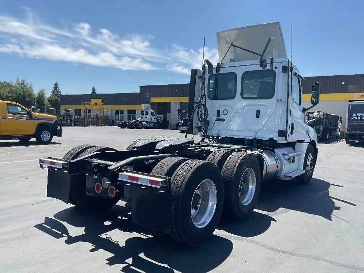 2020 Freightliner Cascadia in West Sacramento, CA — photo 7