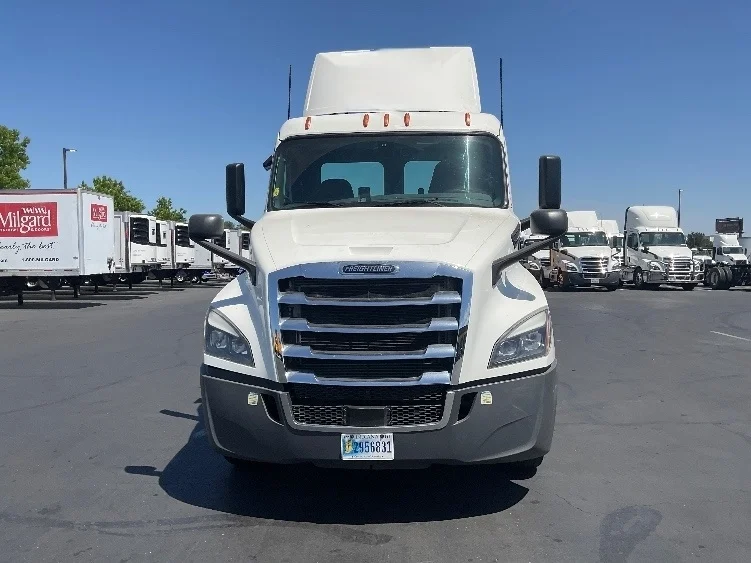 2020 Freightliner Cascadia in West Sacramento, CA — photo 2