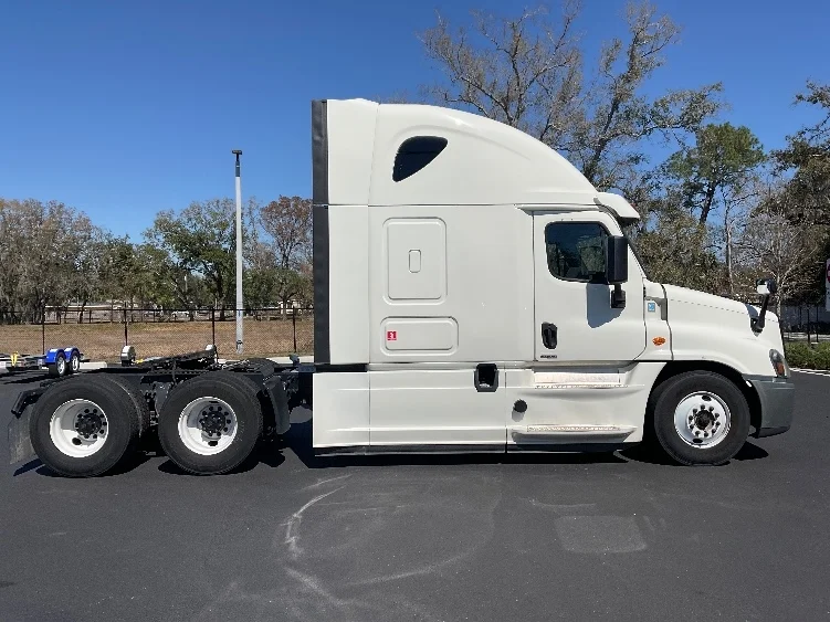 2019 Freightliner Cascadia - image 8