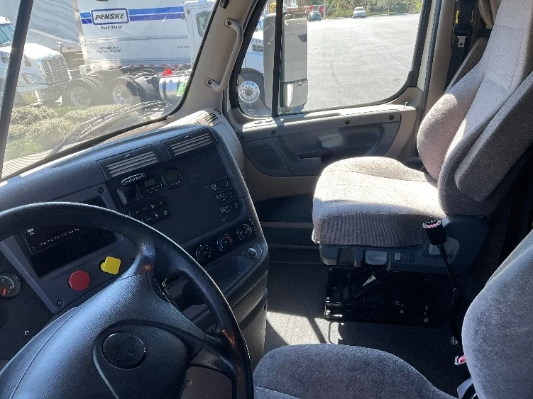 2019 Freightliner Cascadia - image 10