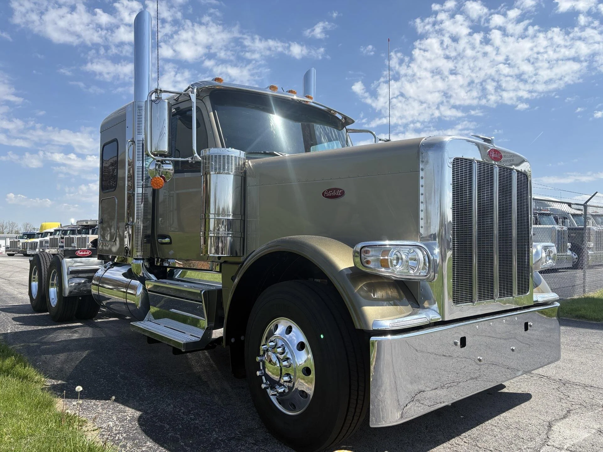 2027 Peterbilt 589 in Findlay, OH — photo 2