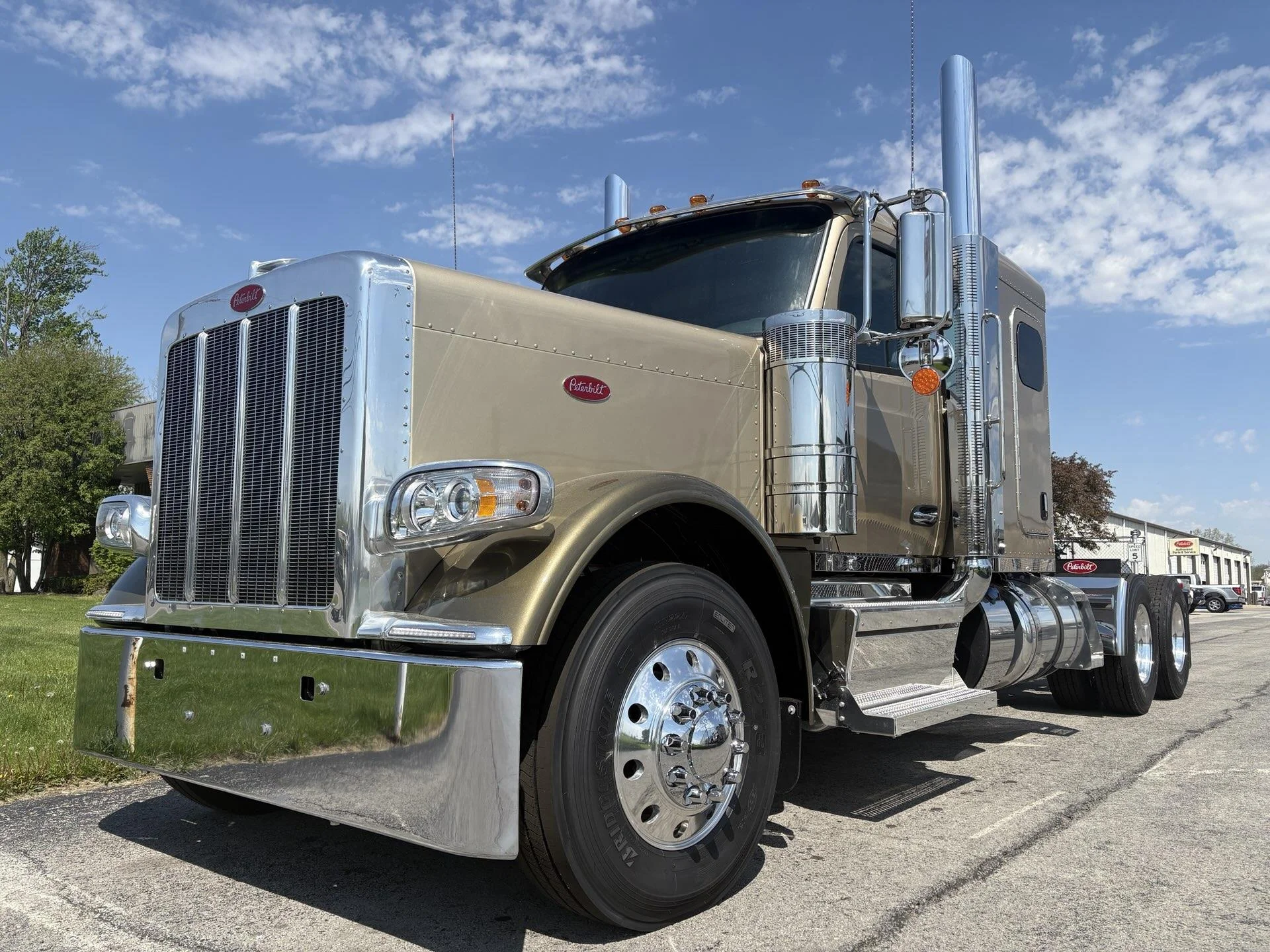 2027 Peterbilt 589 in Findlay, OH