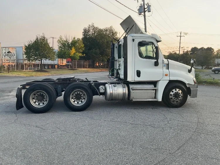 2019 Freightliner Cascadia in Albany, NY — photo 8