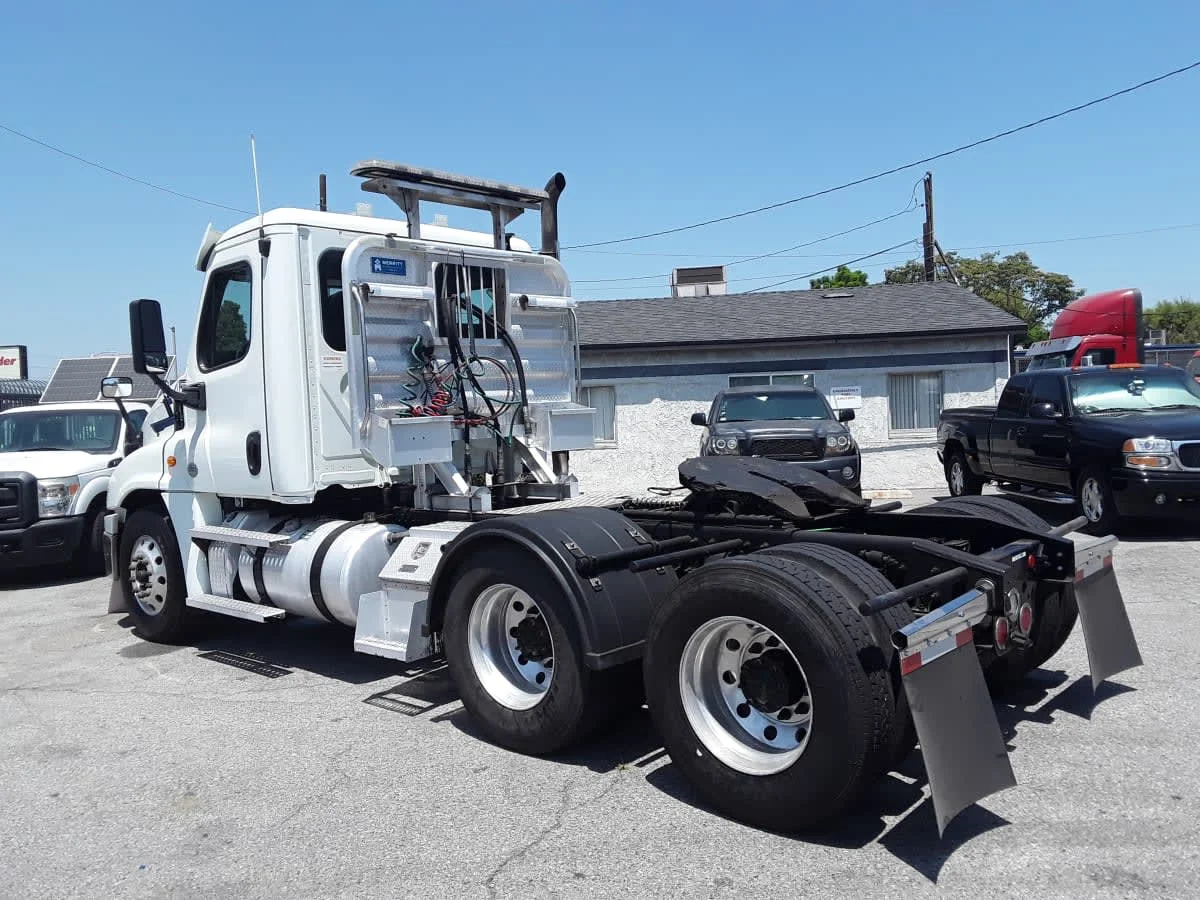 2020 Freightliner Cascadia in Montebello, CA — photo 6