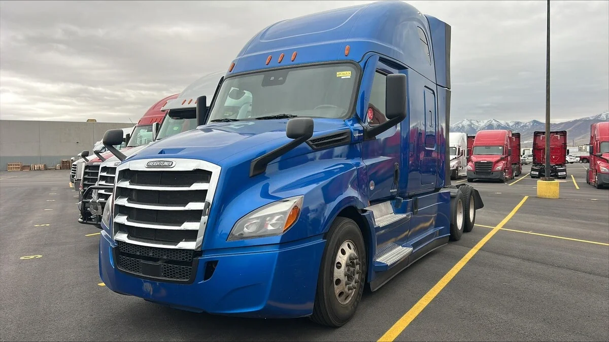 2022 Freightliner Cascadia - image 2