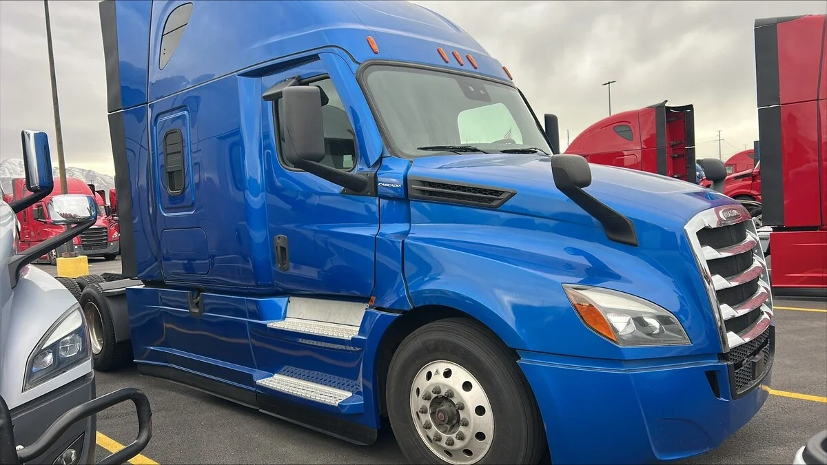 2022 Freightliner Cascadia - image 3