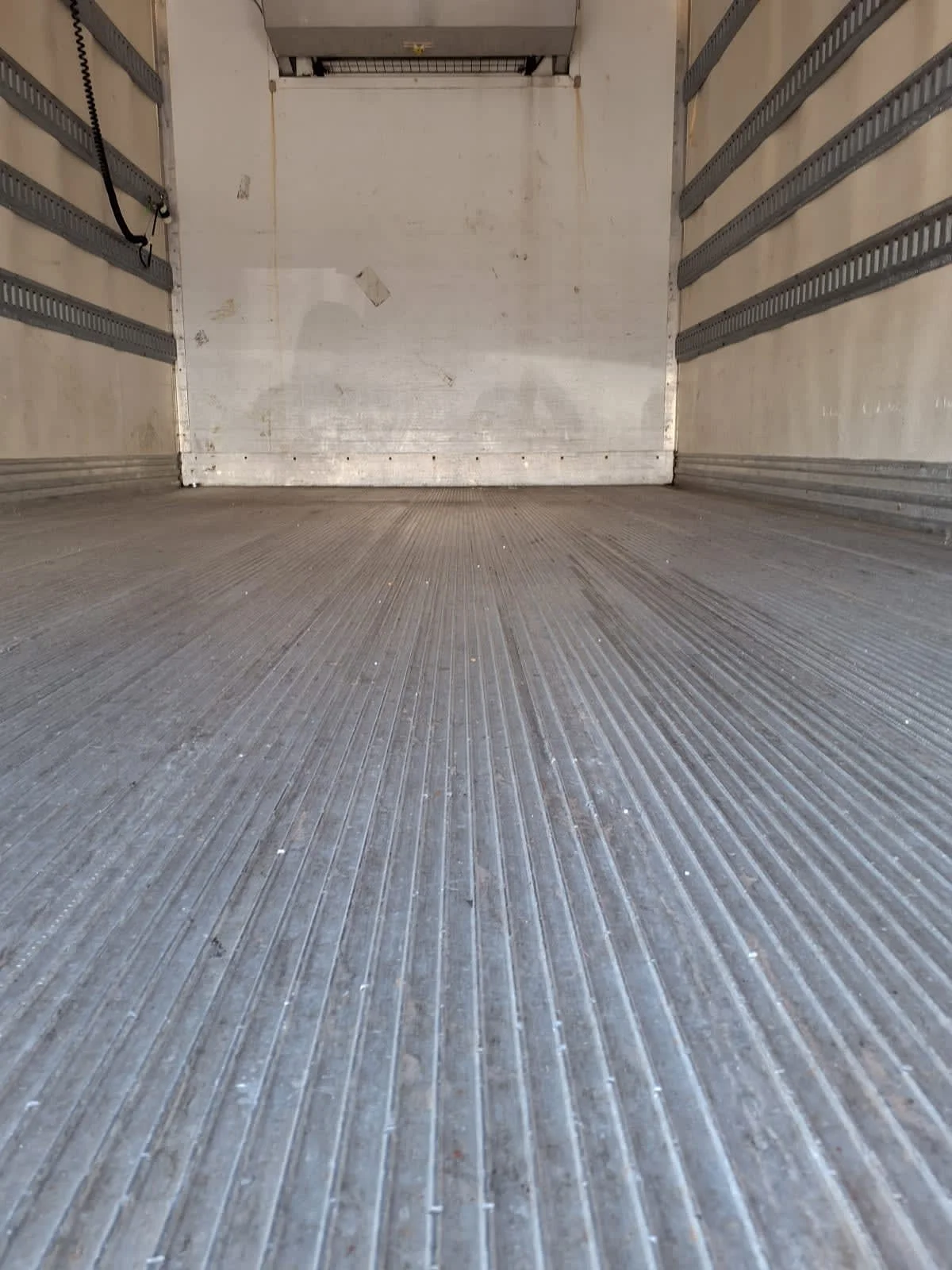 2018 Isuzu NPR - image 9