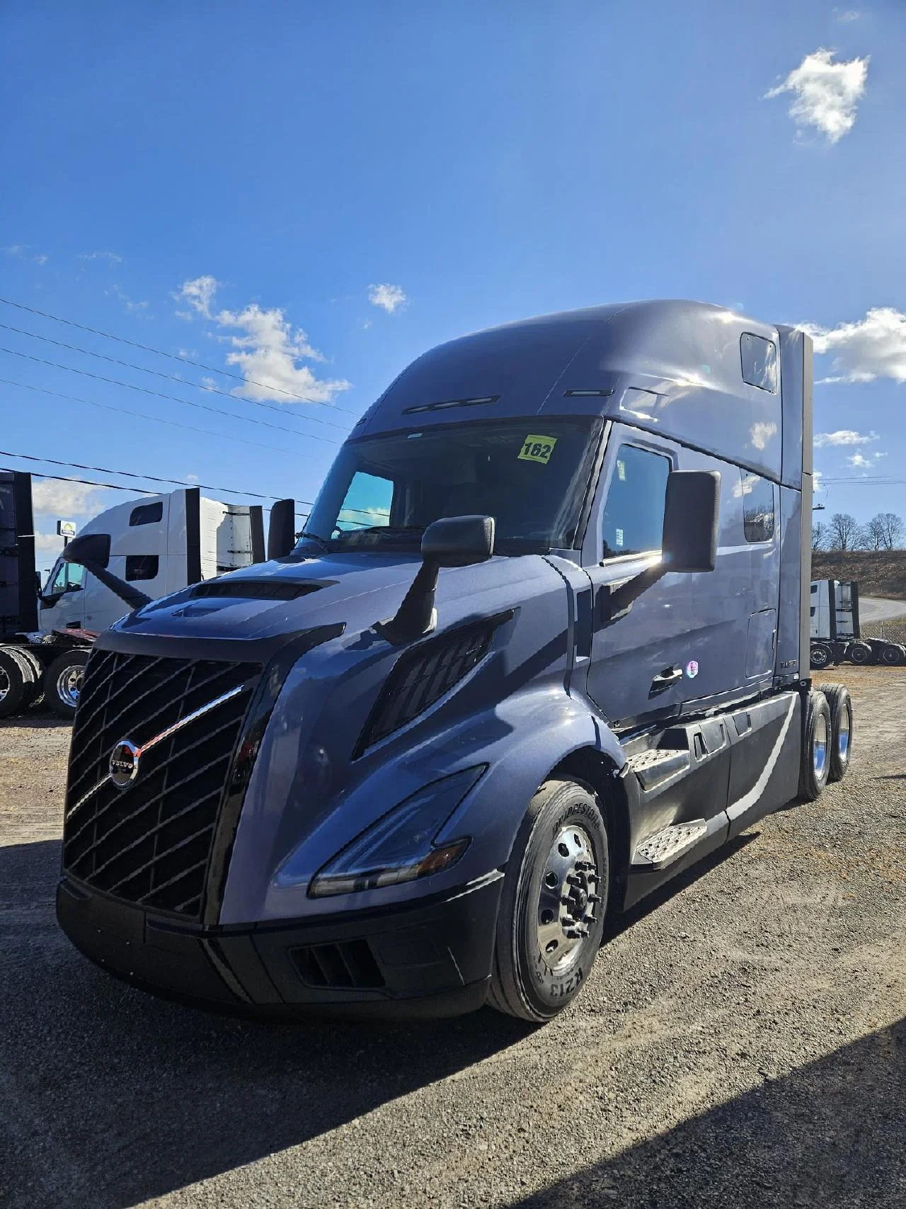 2026 Volvo VNL 860 in Somerset, PA — photo 2