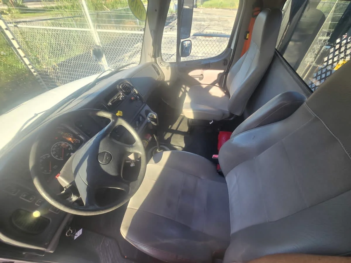 2014 Freightliner M2 106 - image 7