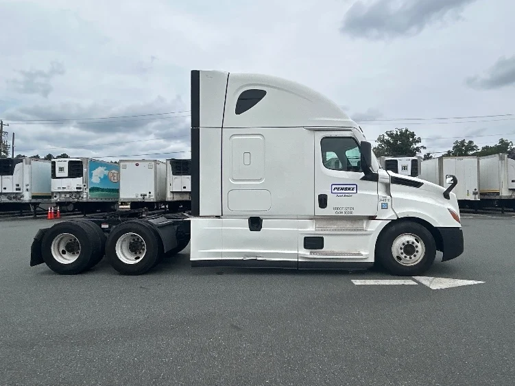 2021 Freightliner Cascadia in Greensboro, NC — photo 8