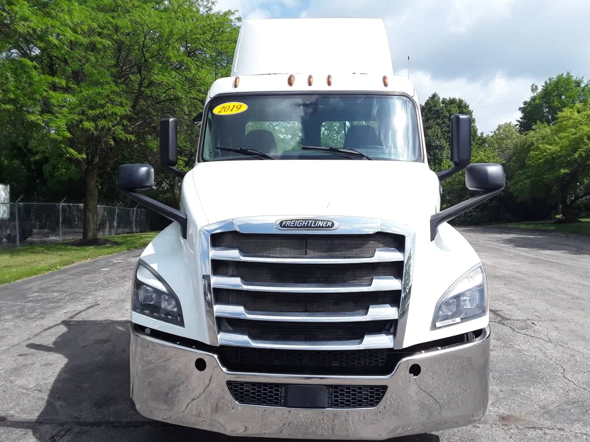 2019 Freightliner Cascadia in Hilliard, OH — photo 2