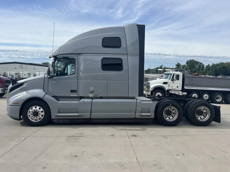 2024 Volvo VNL 860 - image 2