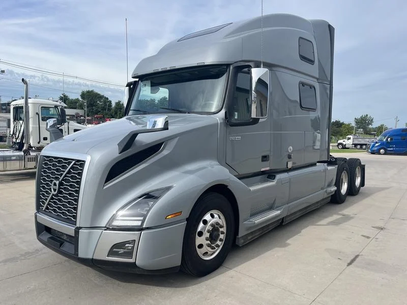 2024 Volvo VNL 860 in Cedar Rapids