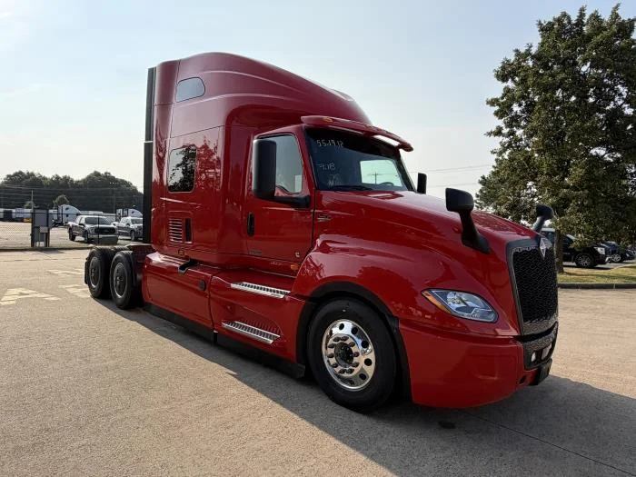 2027 International LT — photo 8