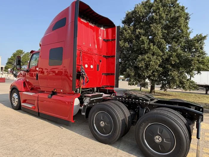 2027 International LT — photo 4