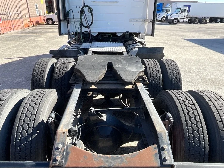 2022 Volvo VNL 300 - image 6