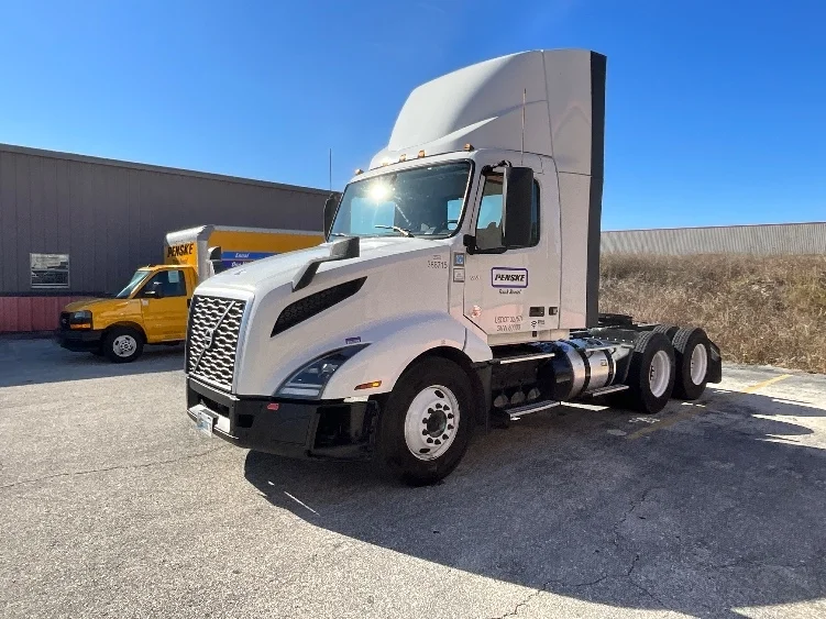 2022 Volvo VNL 300 - image 3