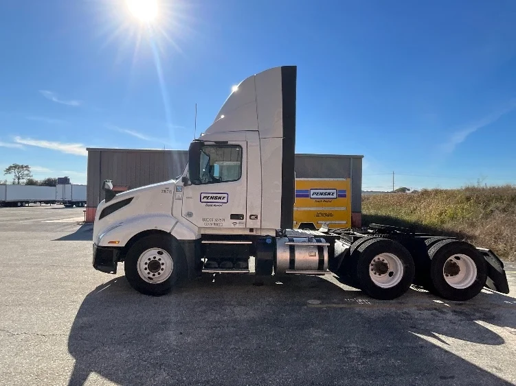 2022 Volvo VNL 300 - image 4