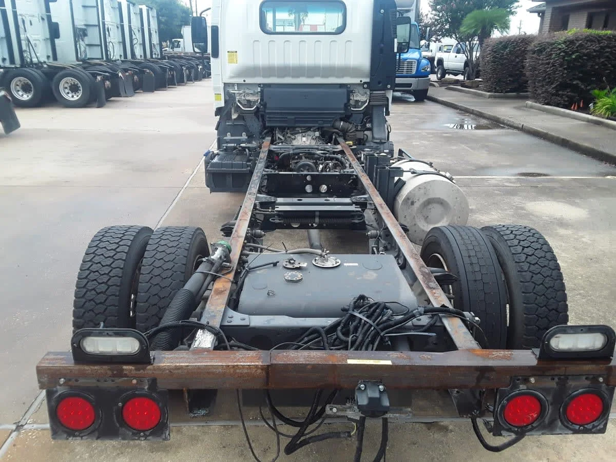 2018 Isuzu NPR - image 8