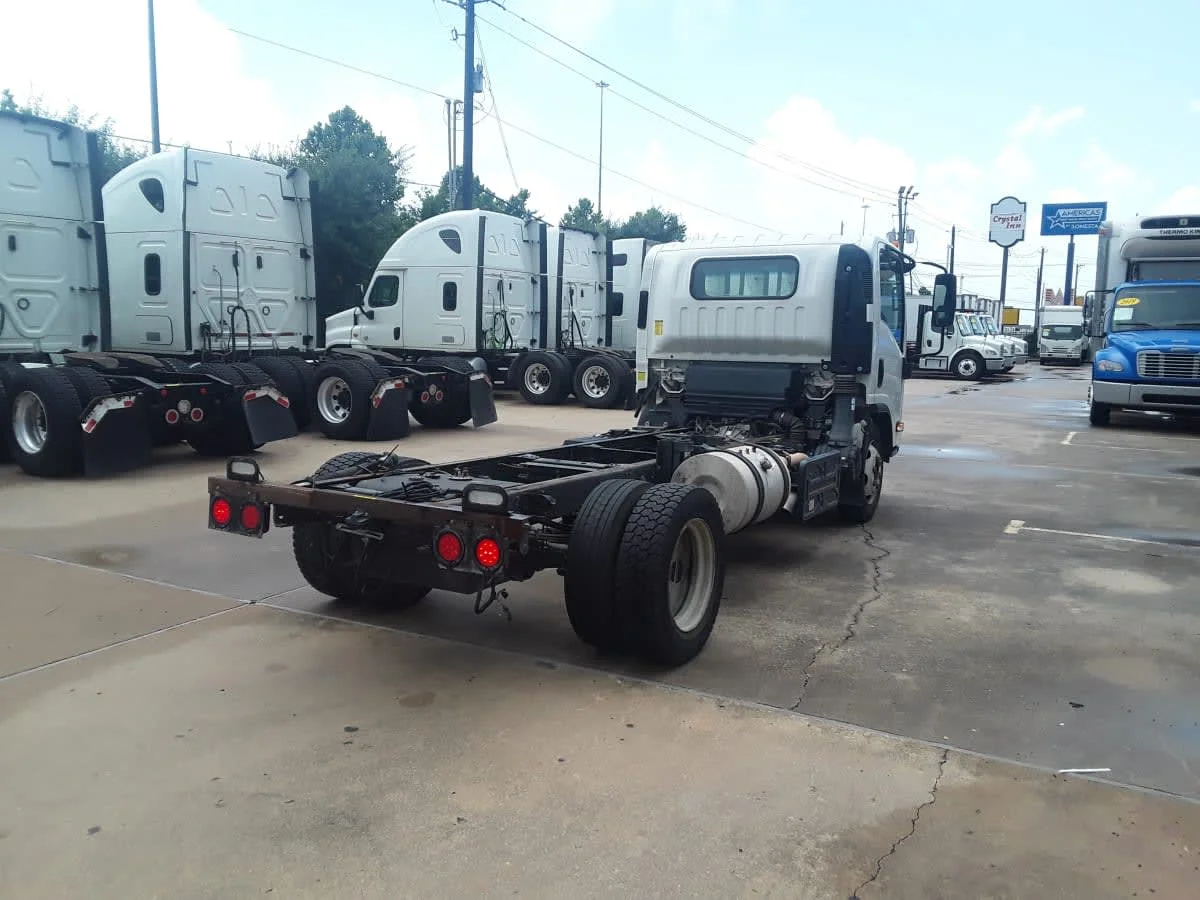 2018 Isuzu NPR - image 4