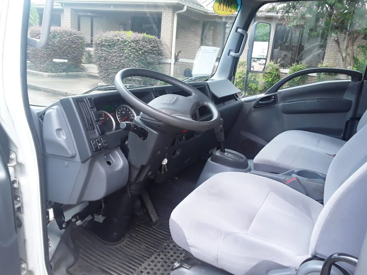 2018 Isuzu NPR - image 7