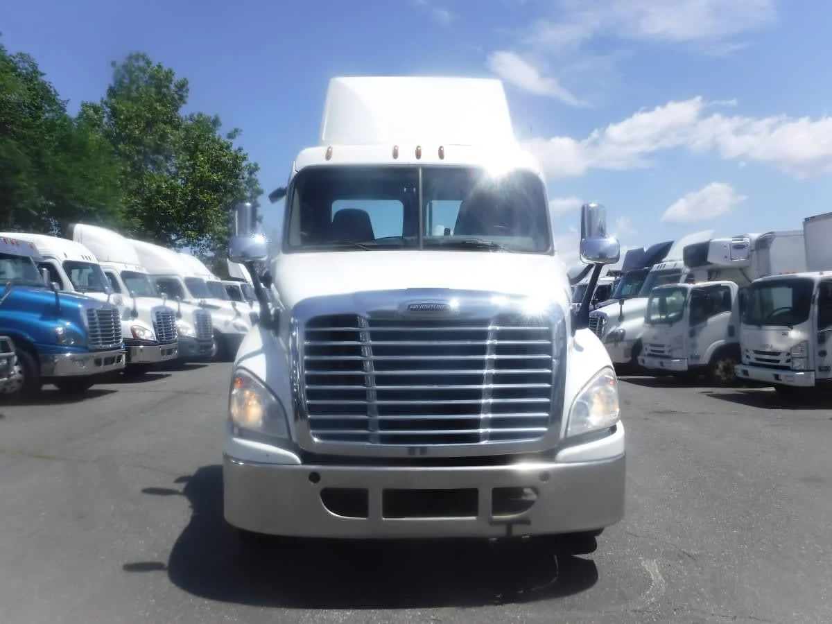 2018 Freightliner Cascadia - image 2