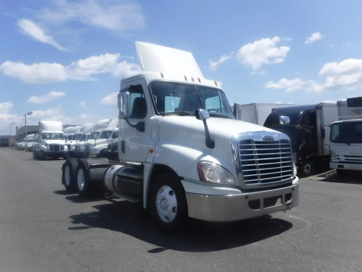 2018 Freightliner Cascadia - image 3